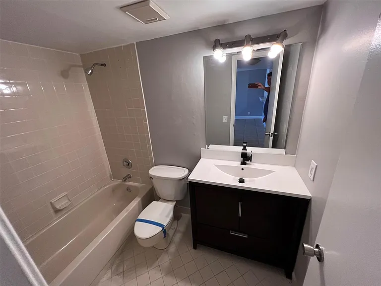 118 Lake Emerald Dr #103 — Photo 10