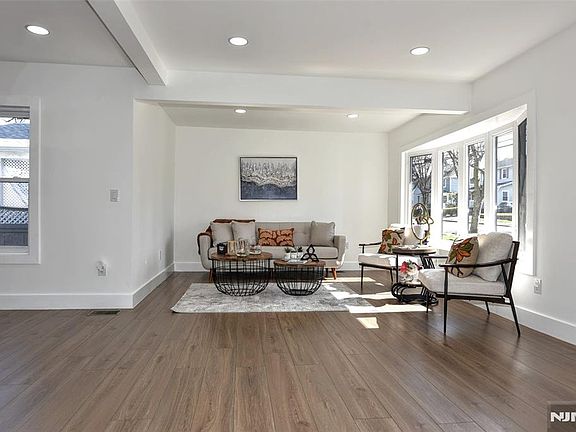 5th image of 100 Chestnut St