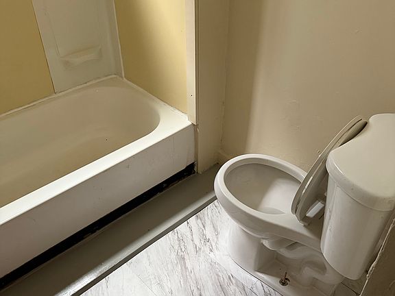 5th image of 373 Midland Ave #1