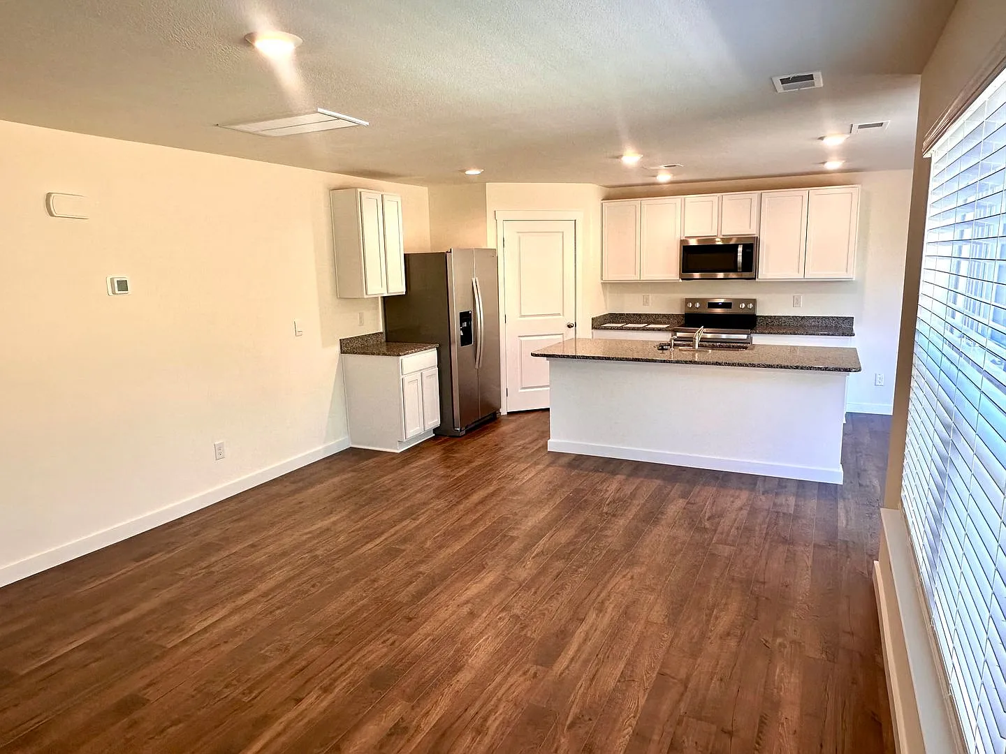 Modern 3-Bedroom Home with Fenced Backyard & 2-Car Garage — Photo 3