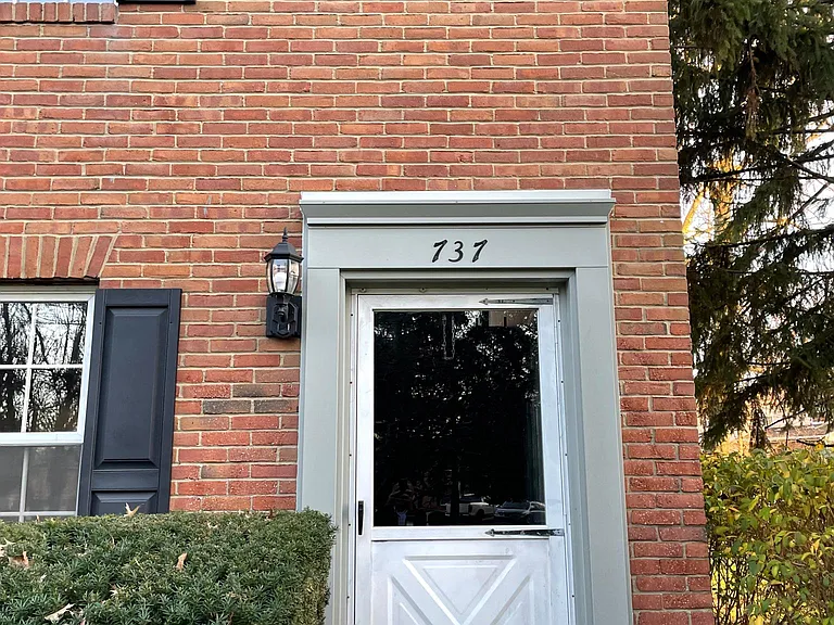 737 Lakeview Dr — Photo 1