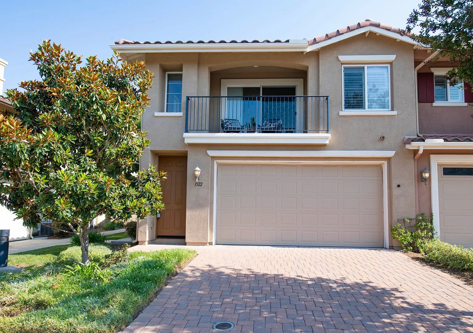 Homes Management - 2 Bed, 2 Bath Townhouse in Oak Drive Villas — Photo 1
