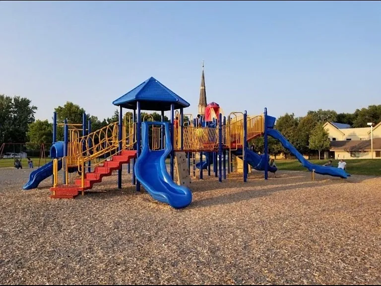 2148 Queens Dr — Photo 21