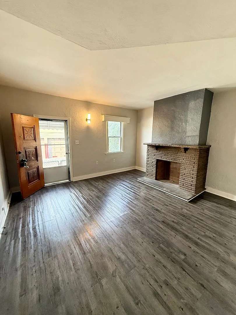 One or 2 bedroom, 1 bathroom home with a den in the heart of Lawrenceville. — Photo 4