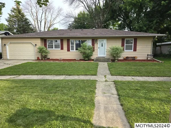 908 9th St, Charles City, IA 50616