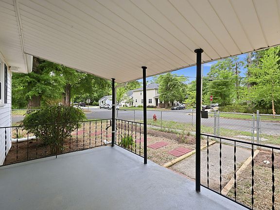 2nd image of 1000 Clarendon St