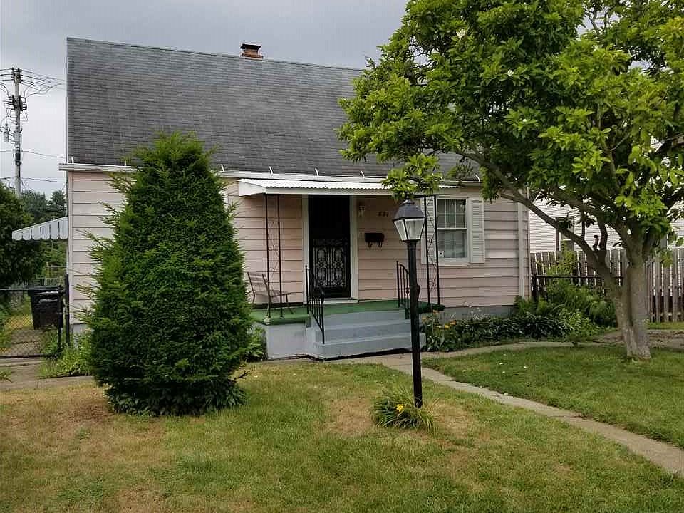 1st image of 821 S Lake St