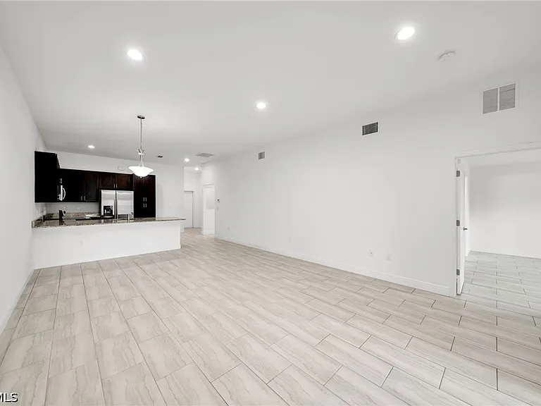 318 SW 7th Ter — Photo 8
