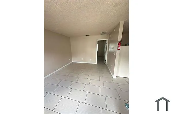 Building Photo - 2226 Leo Dr #D