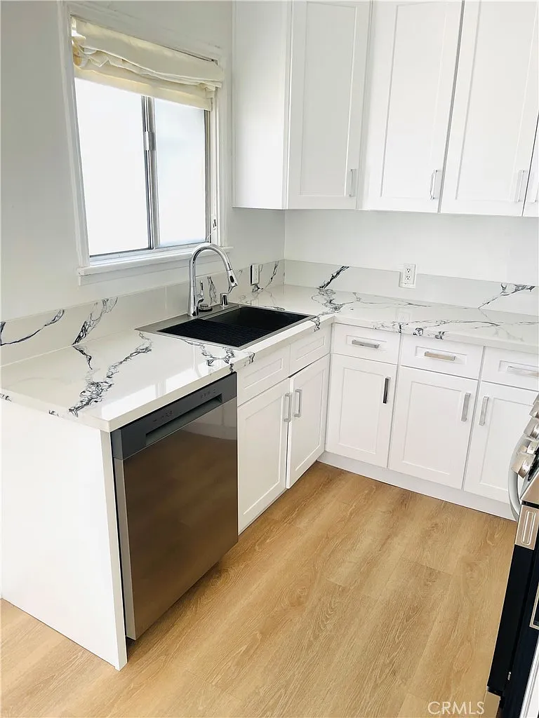 2 bed, 800 sqft, $2,395 — Photo 2
