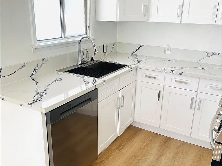 5752 Vineland Ave — Photo 2