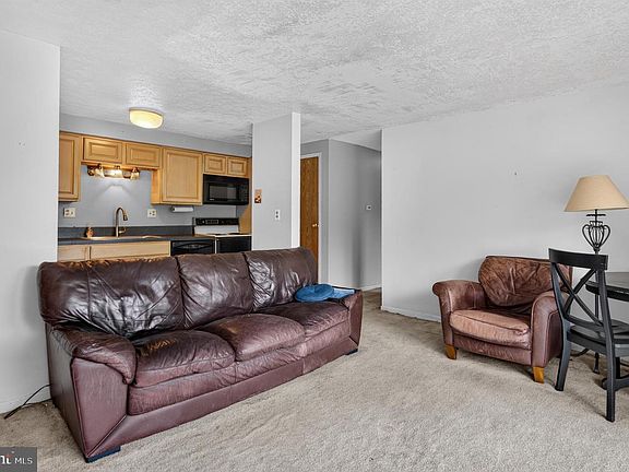 5th image of 10 Teaberry Ct