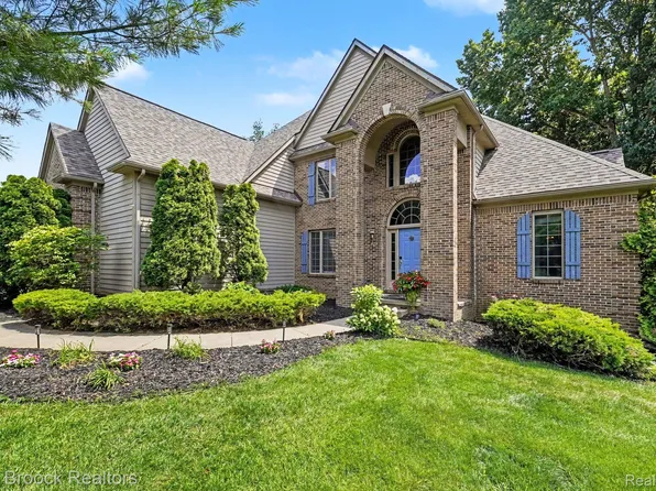 9843 Oak Valley Dr, Clarkston, MI 48348
