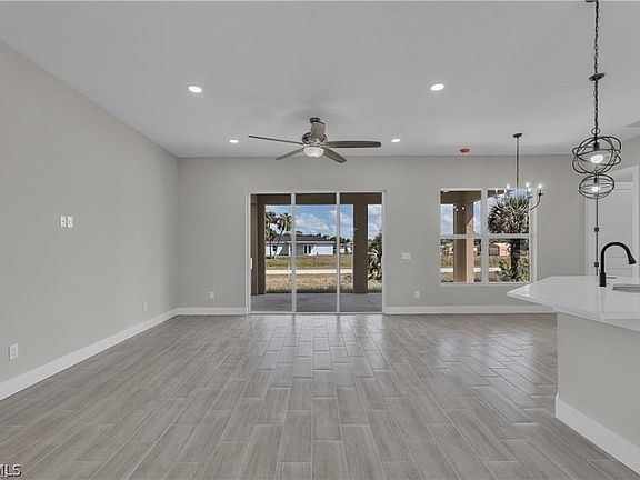 5th image of 437 Mercedes Ct