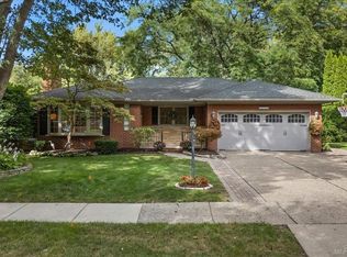 20141 W Ballantyne Ct, Grosse Pointe Woods, MI 48236
