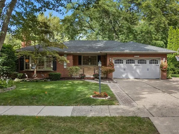 20141 W Ballantyne Ct, Grosse Pointe Woods, MI 48236