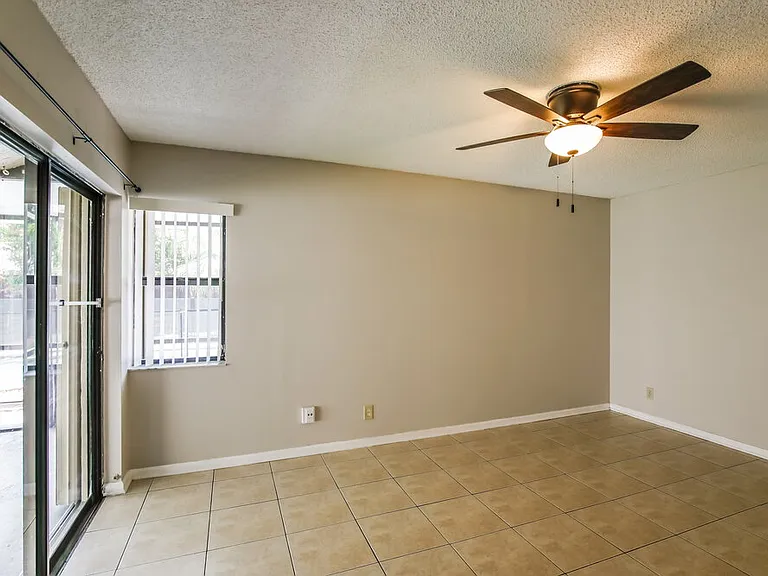 578 Lakeside Cir — Photo 10