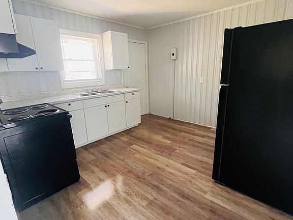 4th image of 1025 W Academy St