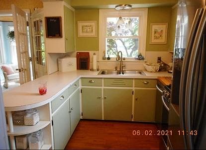 4th image of 1526 Cambridge Dr SE