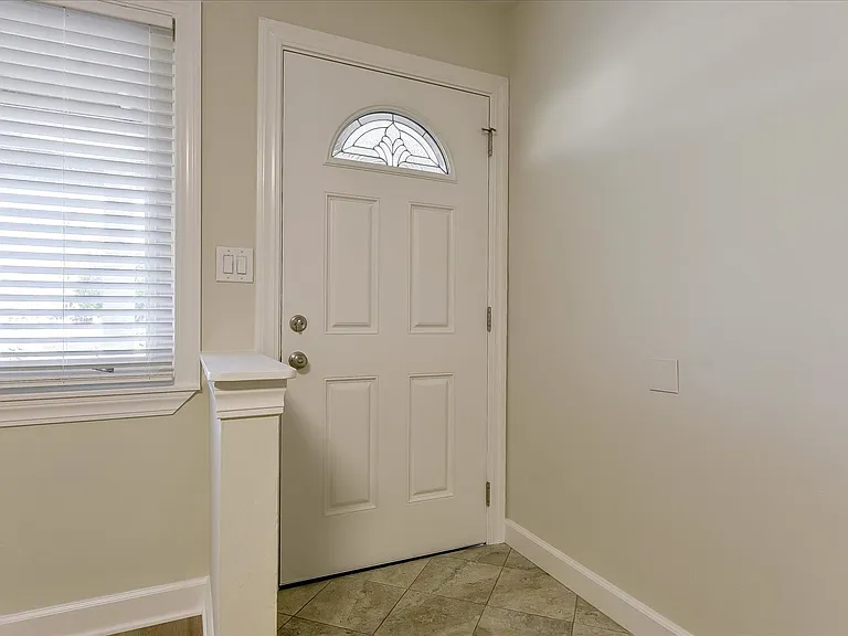 2448 Whitethorne Dr — Photo 6