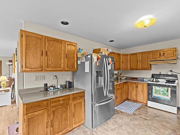 5th image of 624 Daniels Pond Road