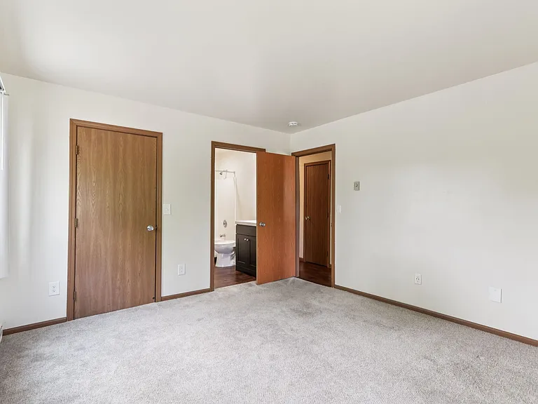 Woodfield Heights Apartments — Photo 31