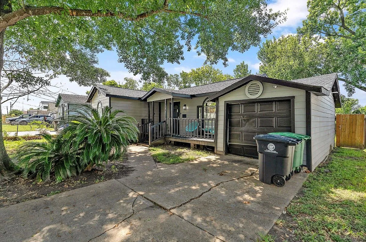 3 bed, 1056 sqft, $1,975 — Photo 1