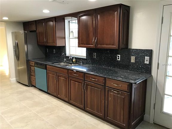 5th image of 2461 Albany Dr