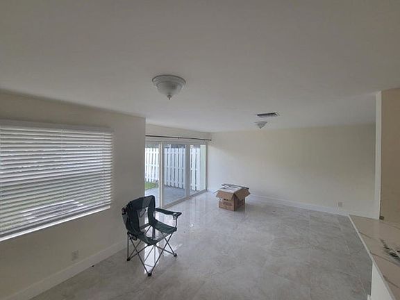 5th image of 886 Crystal Lake Dr