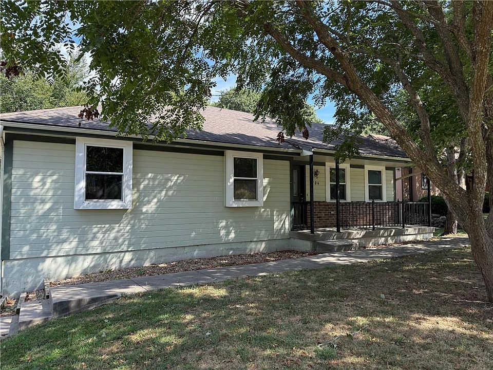 1st image of 704 Hillcrest St