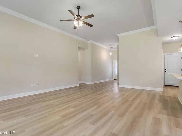 3766 Hamilton Dr — Photo 5