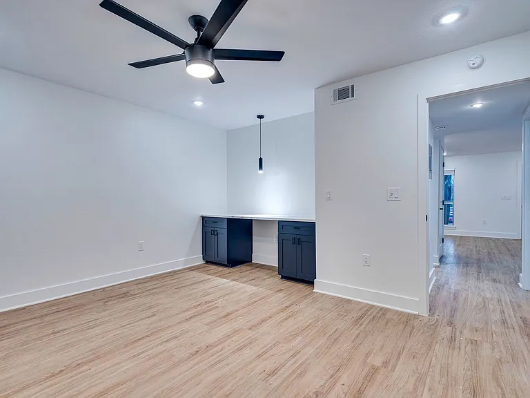 704 W 21st St #304 — Photo 17