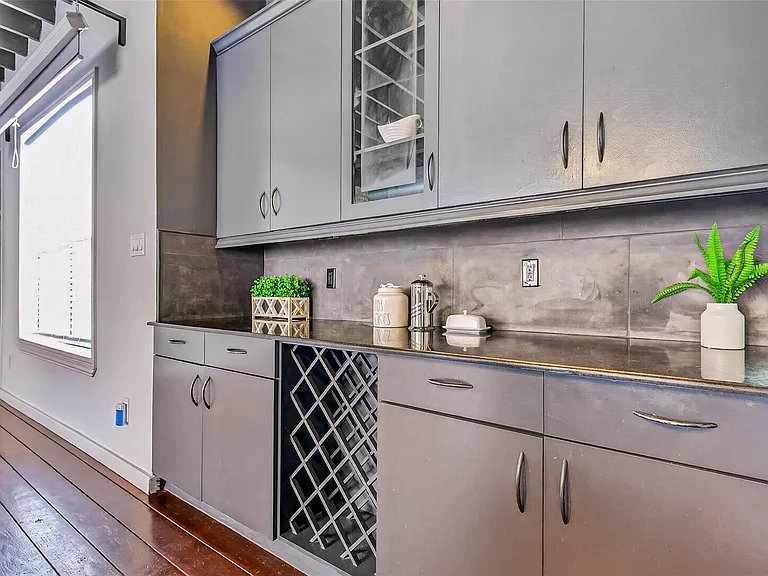 708 W Clay St — Photo 11