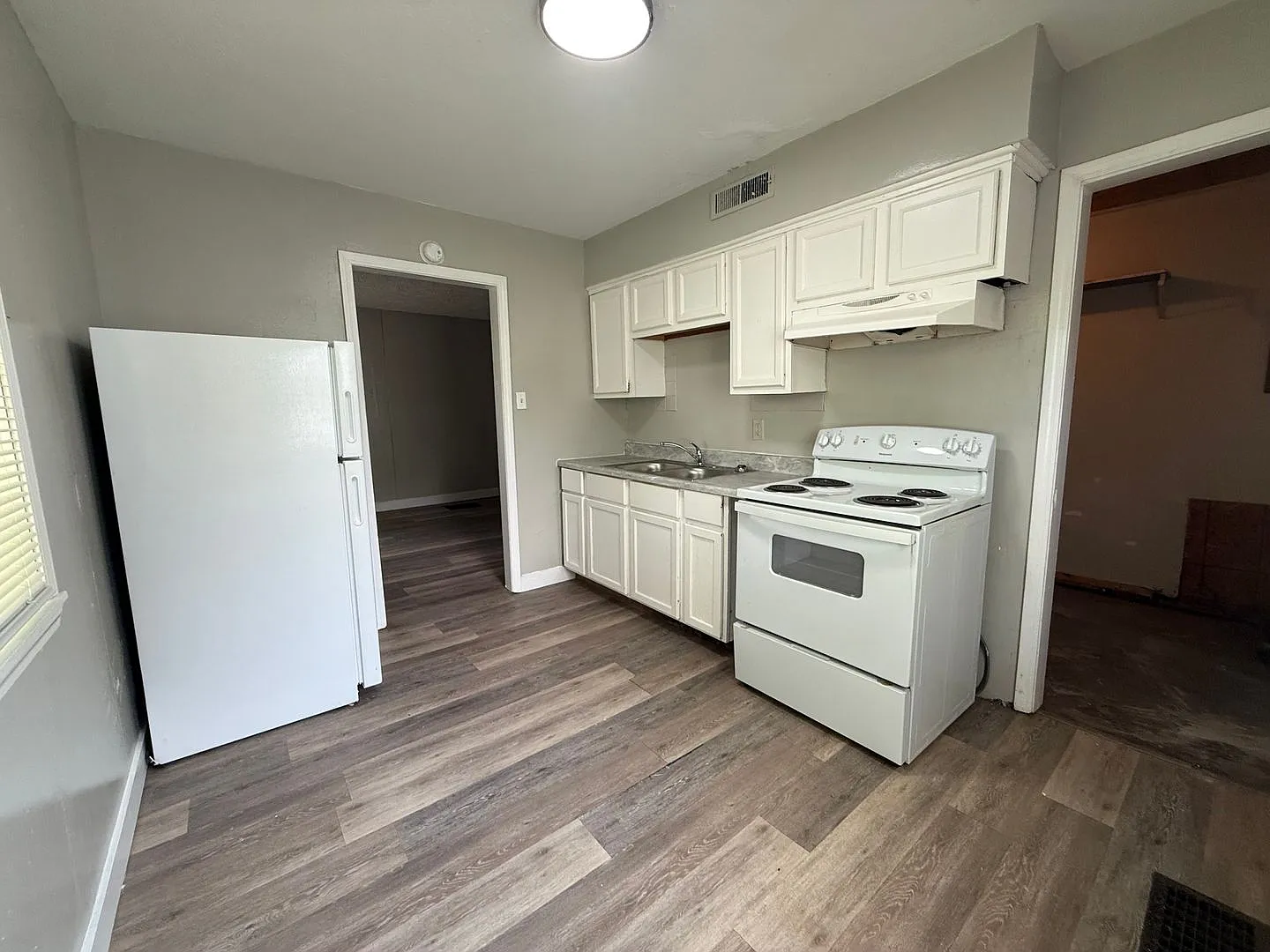 For Rent: 2204 S Vine St Cozy 3 Bedroom Home! — Photo 3
