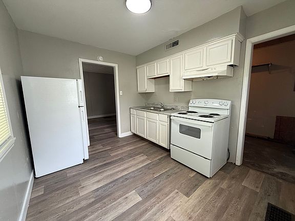 3rd image of 2204 S Vine St