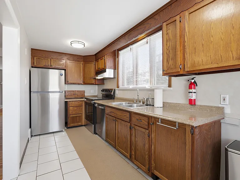 271 W Wyncliffe Ave — Photo 9