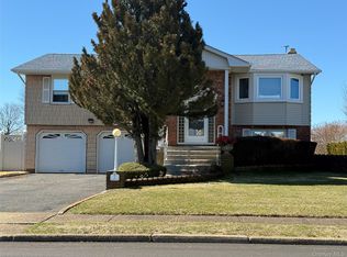 10 Mariners Cir, West Islip, NY 11795