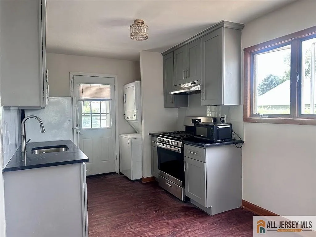 3 bed, 1.5 bath, 936 sqft, $3,000 — Photo 4