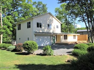 124 Overlook Ln, Hawley, PA 18428