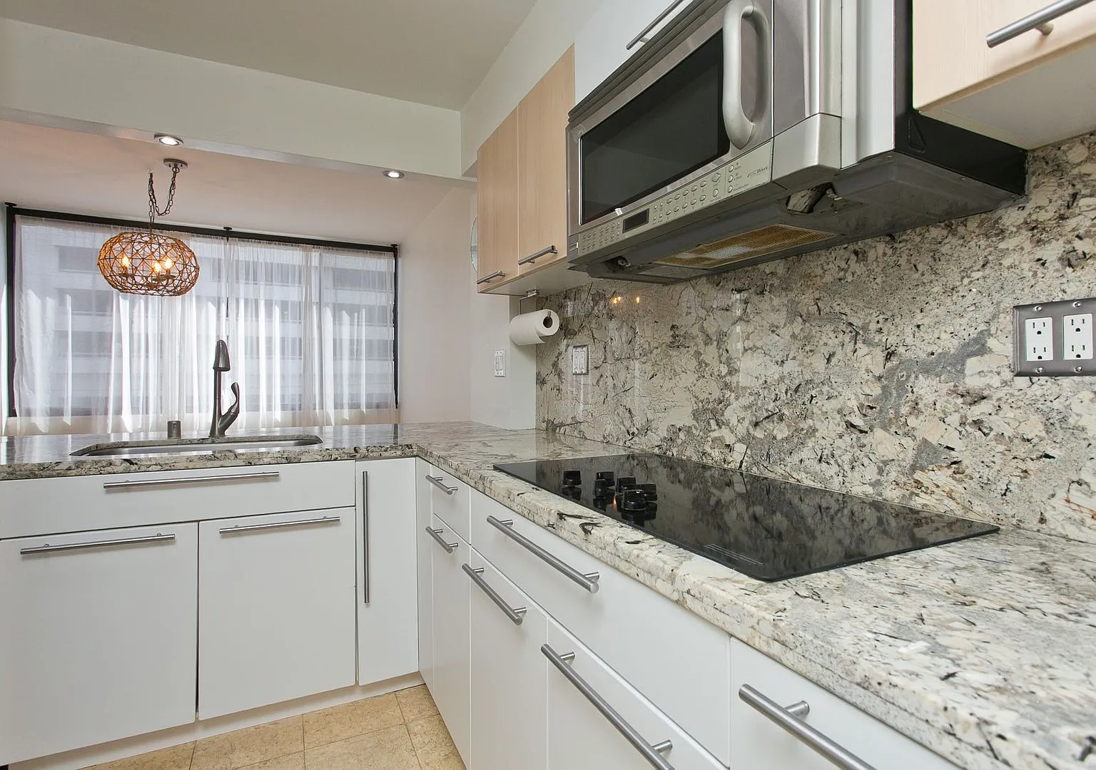 Available NOW ! 2/2/2 in town! Beautiful and spacious — Photo 1