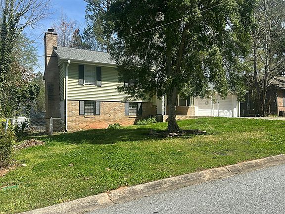 3rd image of 602 Dixon Rd