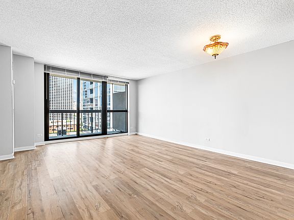 3rd image of 33 W Delaware Pl APT 14F