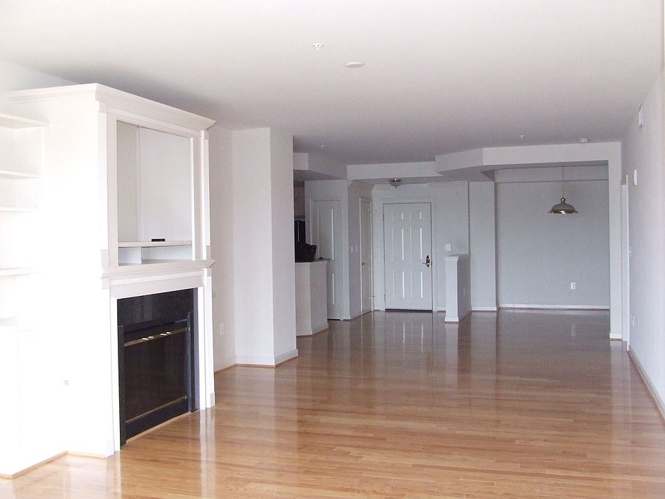 LIVING ROOM W/ FIREPLACE 
