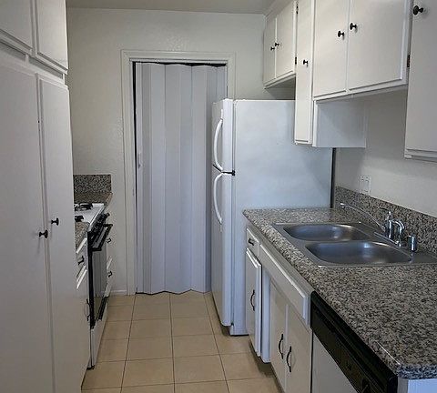 5th image of 2204 S Beverly Glen Blvd APT 205
