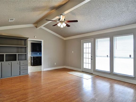 3rd image of 900 Prairie Creek Dr