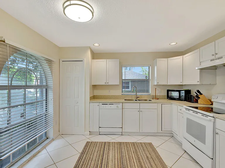 13796 Yarmouth Dr — Photo 14