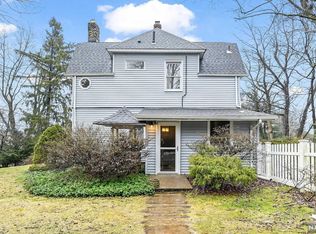 9 Le Roy Pl, Park Ridge, NJ 07656