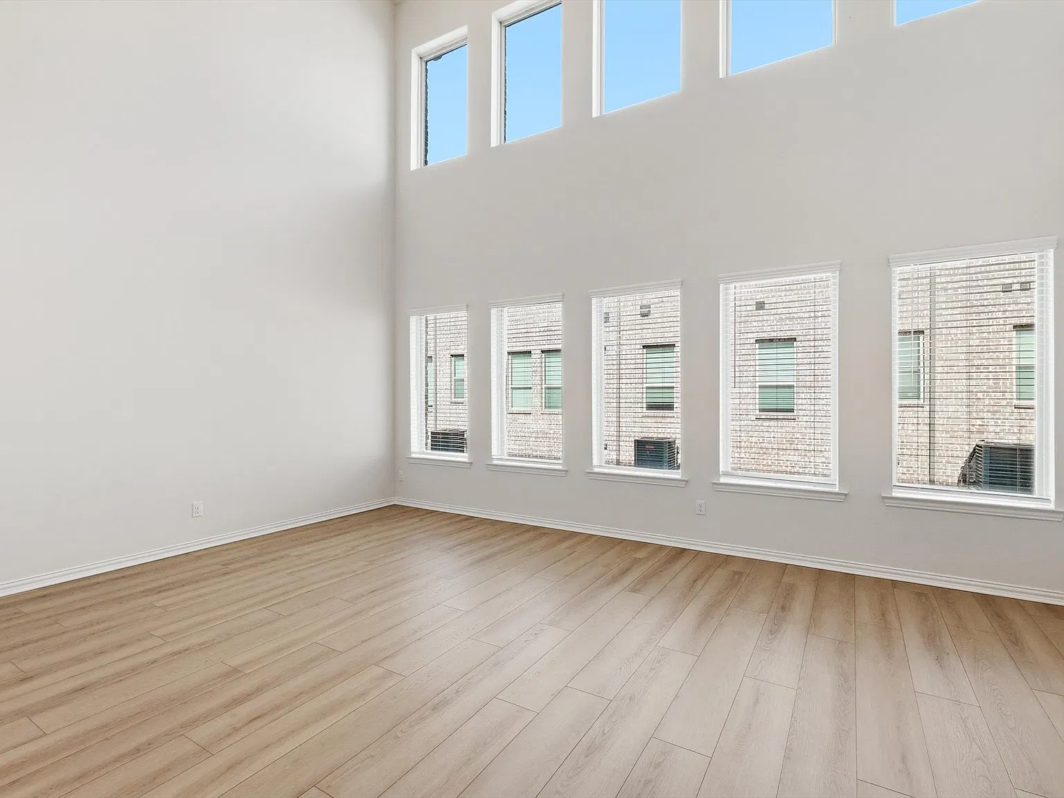3 bed, 2289 sqft, $3,300 — Photo 3