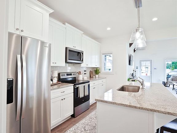 2nd image of 3221 Bradley Ln