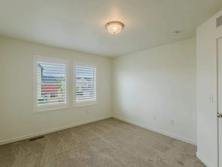 2656 Champagne Ave — Photo 36